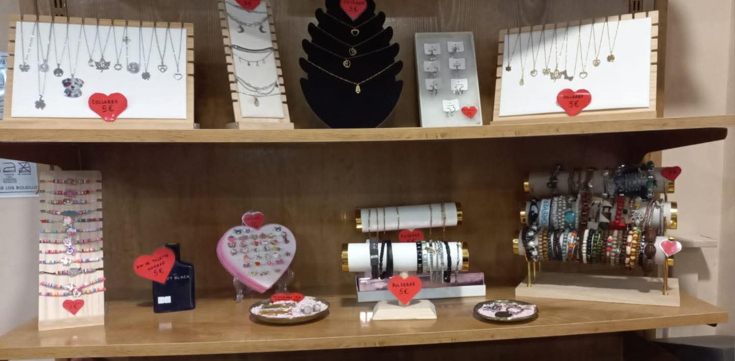 Árbore expositor con agasallos solidarios, coxíns, neceseres e bisutería á venda.