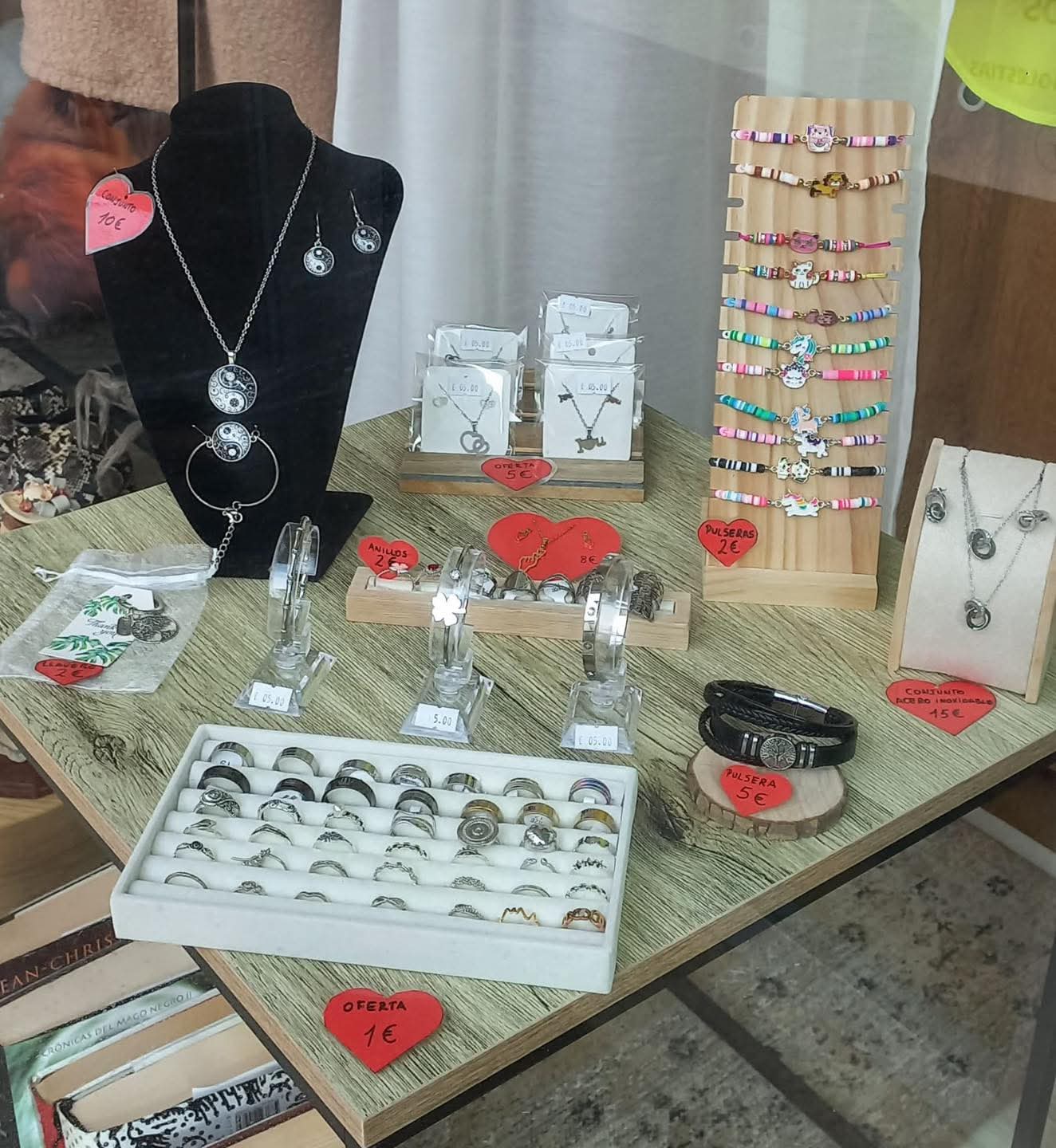 Expositor da tenda solidaria de O Legado de Max con pulseiras, colares e agasallos para San Valentín.